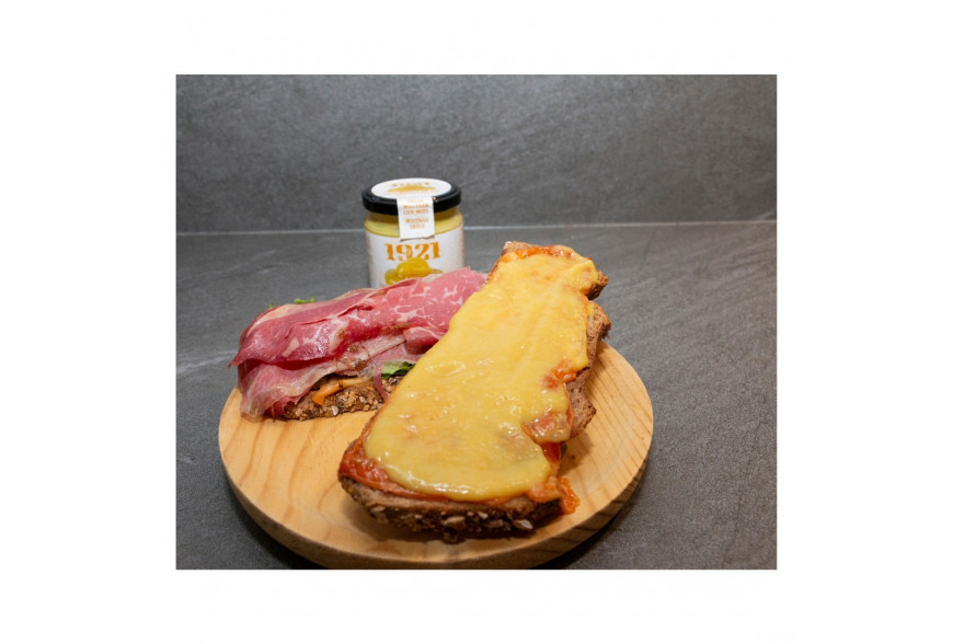 SÁNDWICH DE PASTRAMI CON QUESO MANCHEGO Y SALSA DE MOSTAZA Y MIEL
