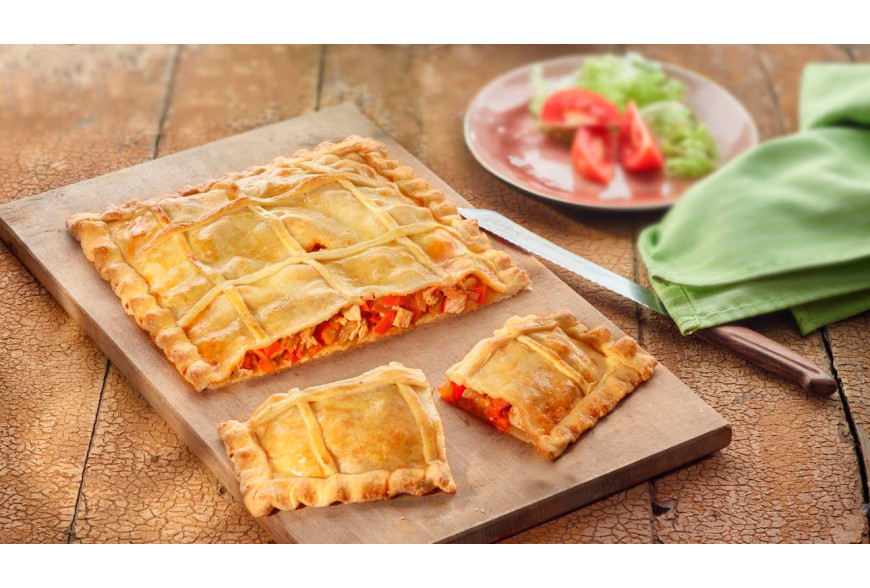 Empanada de pollo con pimiento rojo y cebolla