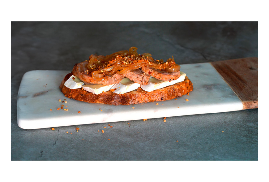 Tosta de Secreto con Cebolla Caramelizada y Queso de Cabra