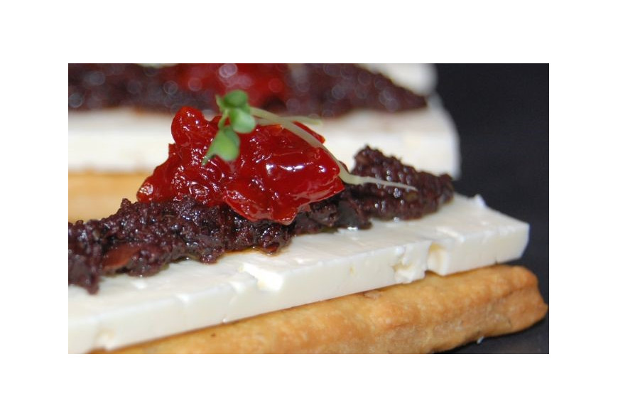 COCA DE QUESO FETA, PATÉ OLIVADA Y MERMELADA DE PIMIENTO