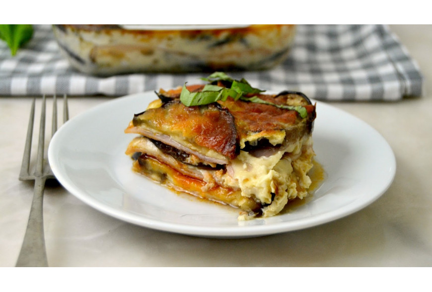 PASTEL DE BERENJENA, SALSA DE TOMATE Y MOZZARELLA.