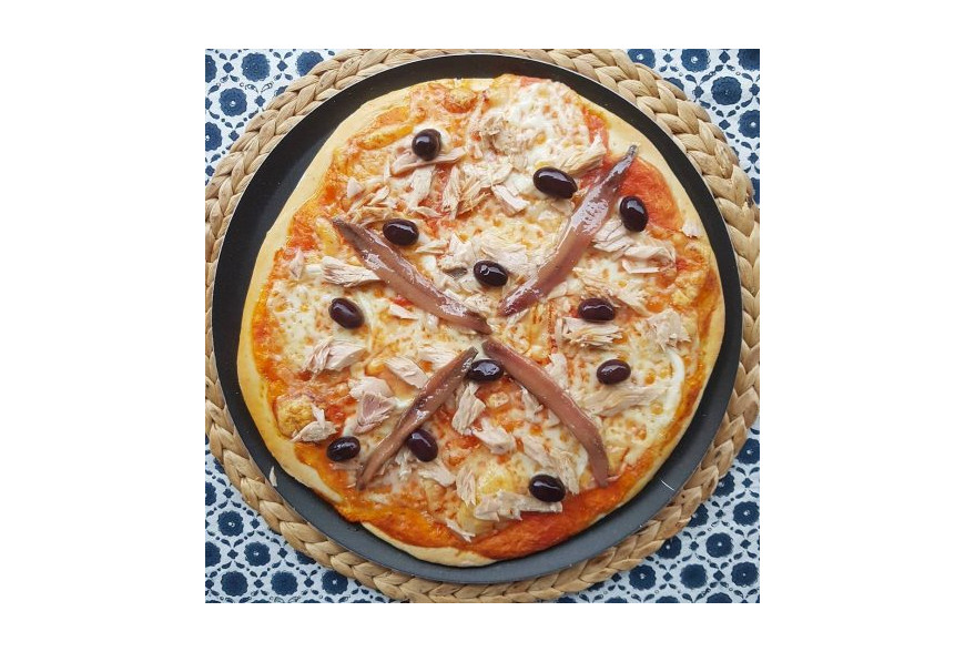WHITE TUNA AND ANCHOVIES PIZZA