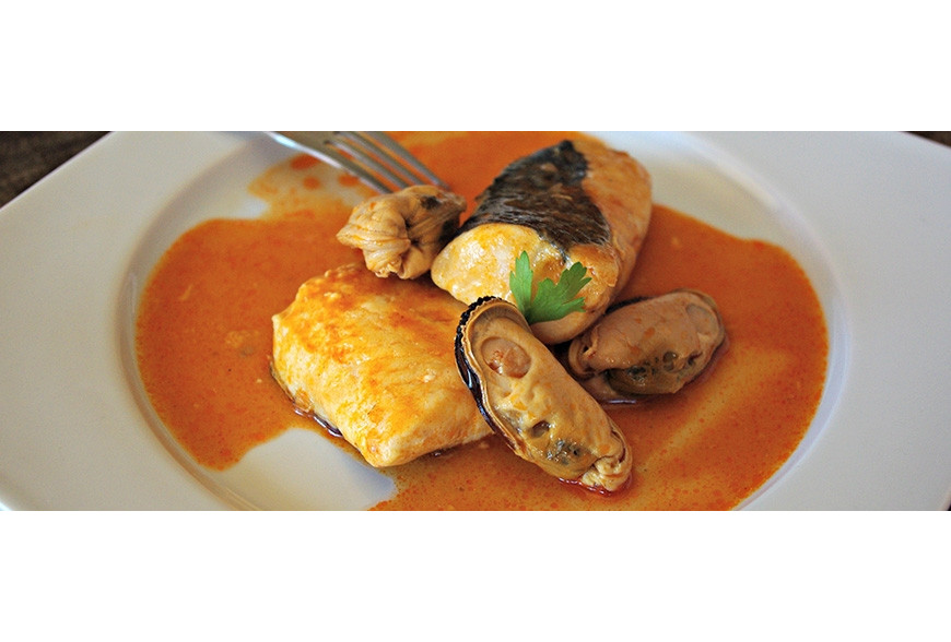 HAKE WITH TOMATO AND MUSSELS