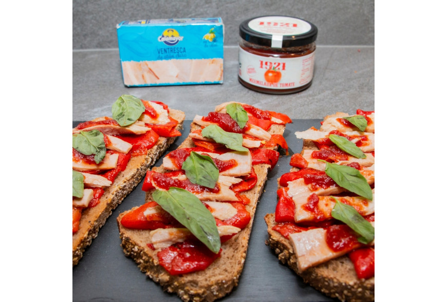 TOSTA DE VENTRESCA CON PIMIENTOS DE PIQUILLO Y MERMELADA DE TOMATE