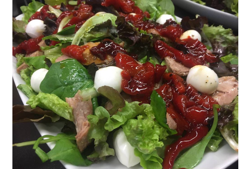 Ensalada de Ventresca con Burrata, Rúcula y Pimiento Rojo.